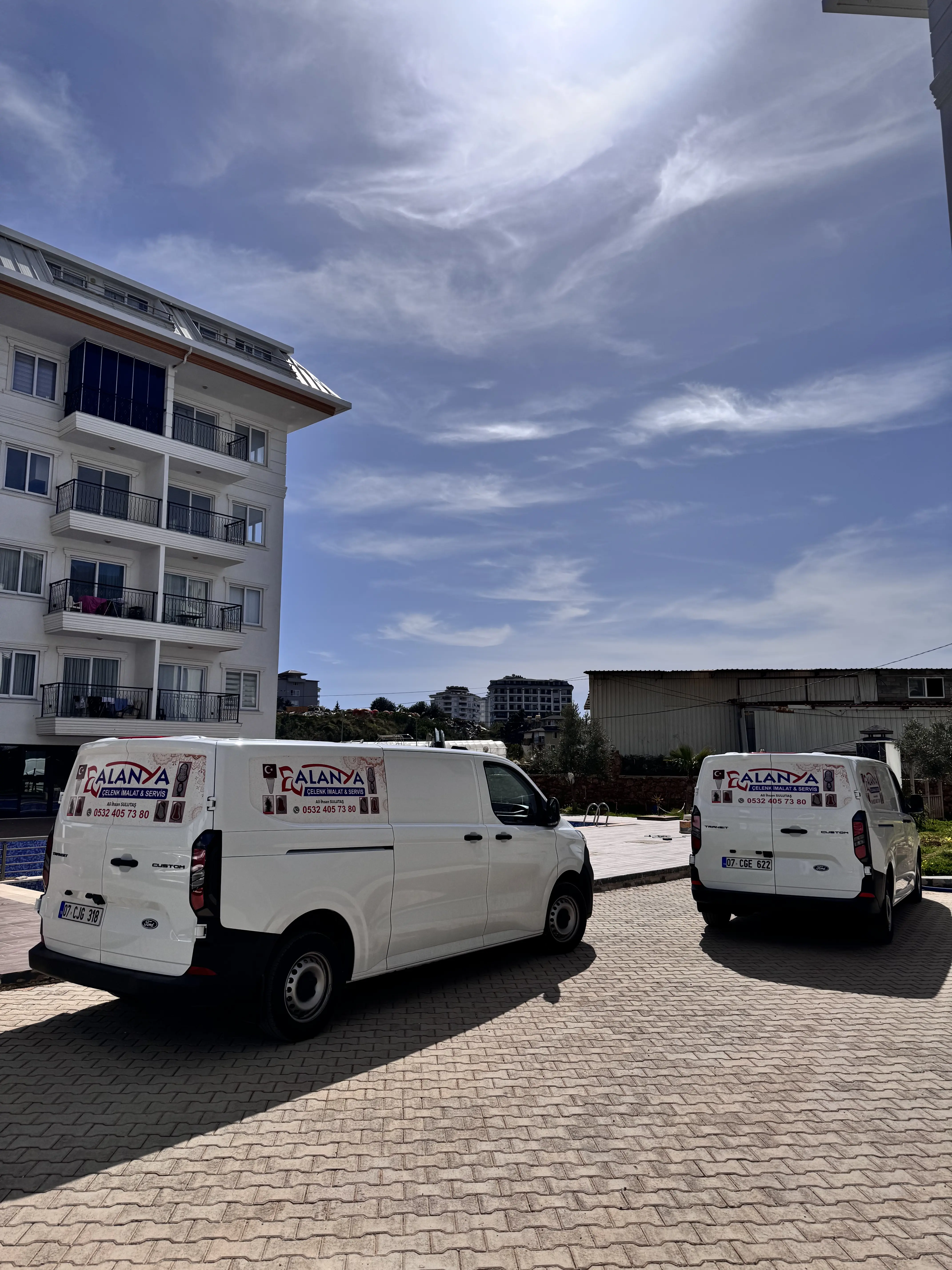 Alanya Çelenk & Çiçekçilik hızlı teslimat aracı ile Alanya geneli 7/24 çelenk teslimatı