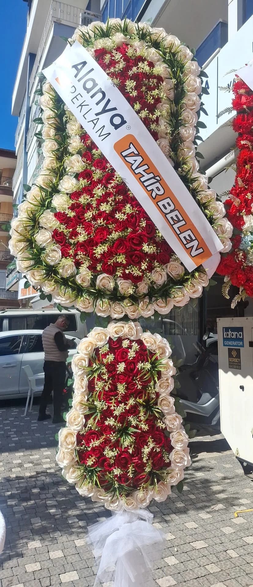 Alanya Oba mahallesinde logo baskılı yapay açılış çelengi teslimatı