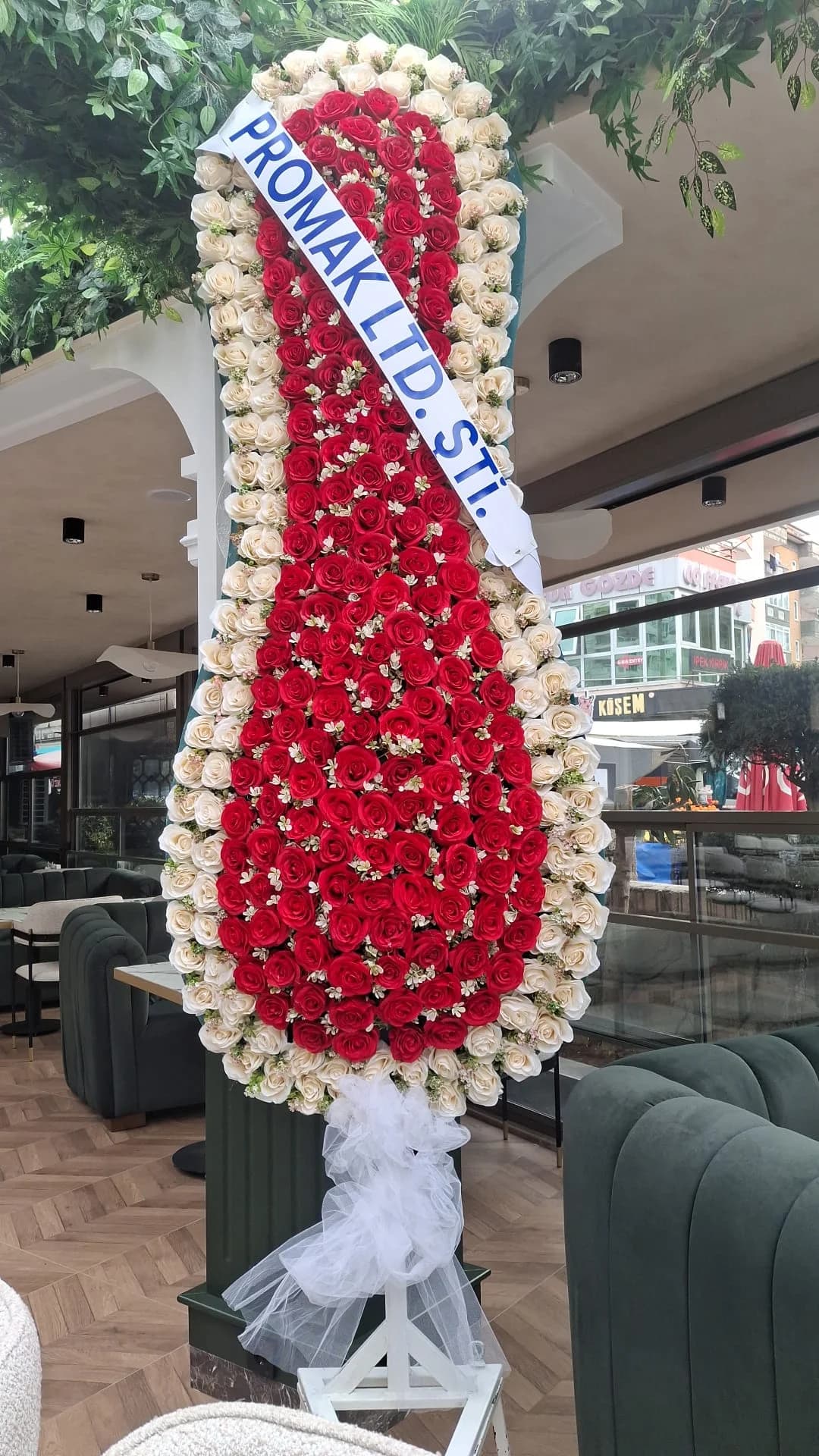 Alanya Mahmutlar mahallesinde yapay cenaze çelengi teslimatı